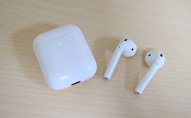 Apple AirPods エアーポッズ 第2世代 with Wireless…-